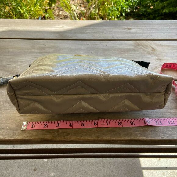 Betsey Johnson Taupe Quilted Clutch Purse Cosmetic Bag NEW NWOT Black - Picture 4 of 6
